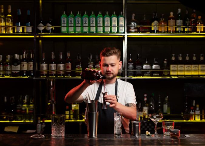 Entre drinks e coquetéis: conheça a importância do balcão para barman