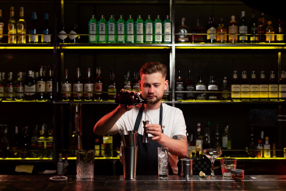 Entre drinks e coquetéis: conheça a importância do balcão para barman